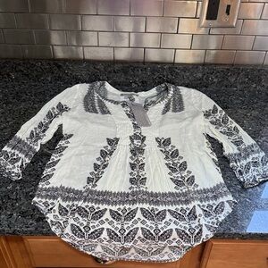 Daniel Rainn White and Black Top (Amely Split Neck Top)